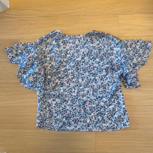 LIKE NEW! Vince Camuto Extended Shoulder top - Tiered flutter sleeves, Sz SM - Picture 2 of 3